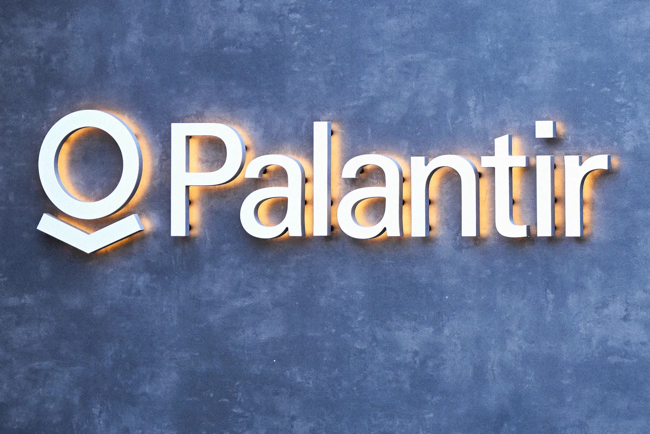 การสาธิตของ Palantir แสดงให้เห็นว่ากองทัพอาจใช้แชตบอต AI ในการสร้างแผนการรบได้อย่างไร